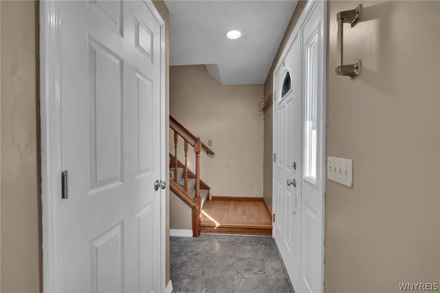 6328 Mayflower Lane, Hamburg, NY 14085
