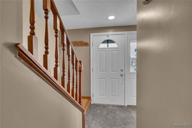 6328 Mayflower Lane, Hamburg, NY 14085