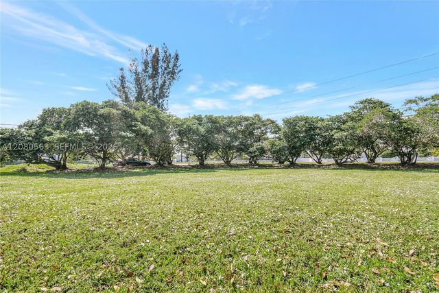 28 SW Street, Davie, FL 33330