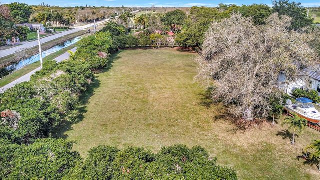 28 SW Street, Davie, FL 33330