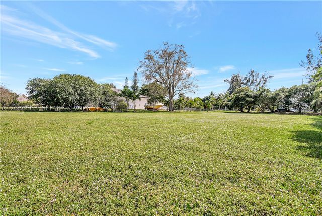 28 SW Street, Davie, FL 33330