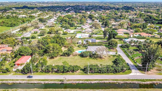 28 SW Street, Davie, FL 33330