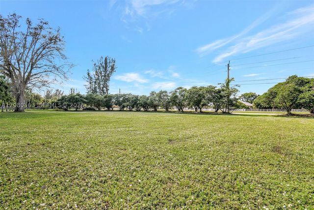 28 SW Street, Davie, FL 33330