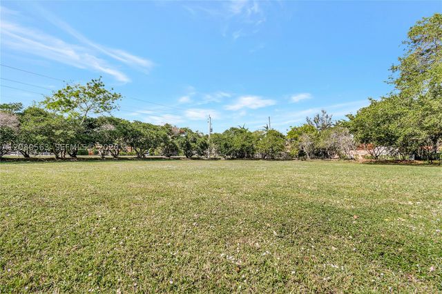 28 SW Street, Davie, FL 33330