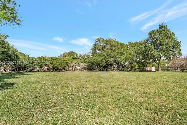 28 SW Street, Davie, FL 33330