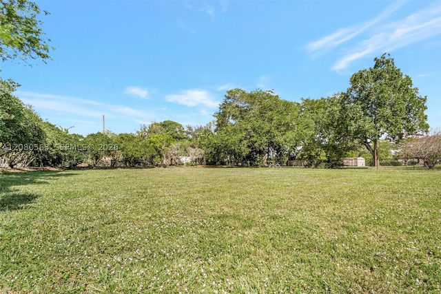 28 SW Street, Davie, FL 33330