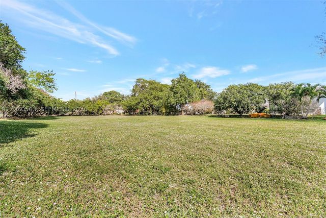 28 SW Street, Davie, FL 33330
