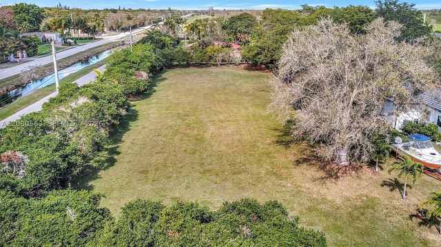 28 SW Street, Davie, FL 33330