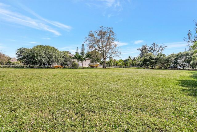 28 SW Street, Davie, FL 33330