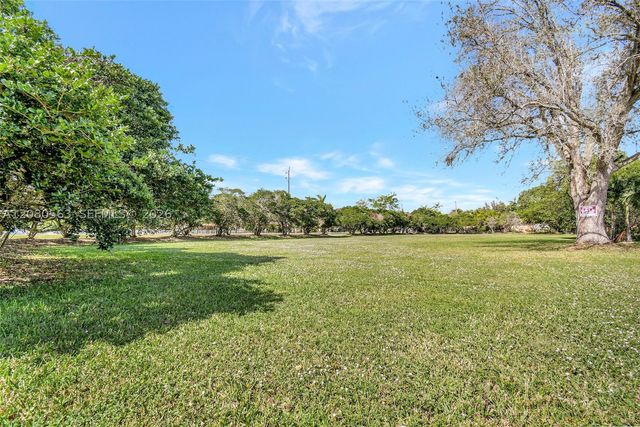 28 SW Street, Davie, FL 33330