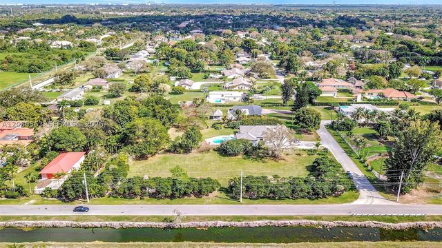 28 SW Street, Davie, FL 33330