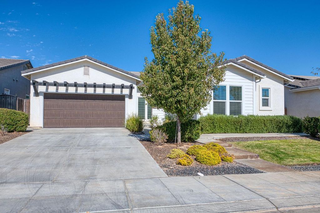 Image 1 of property listing at 881 Groveland Avenue W, Madera, CA 93636
