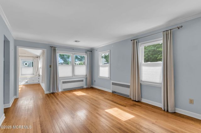 10 Lakeside Avenue, Rumson, NJ 07760