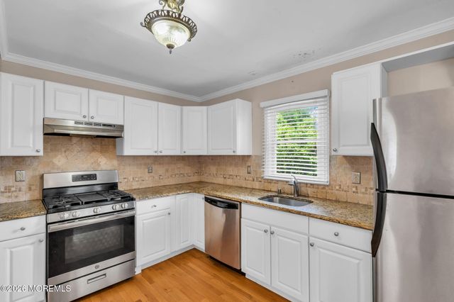 10 Lakeside Avenue, Rumson, NJ 07760