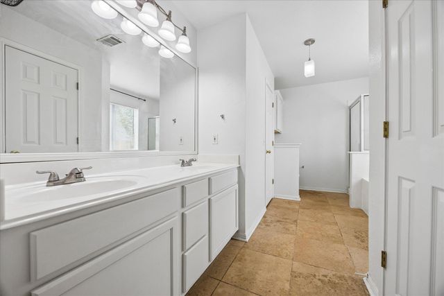 124 Lago Grande DR, Kyle, TX 78640