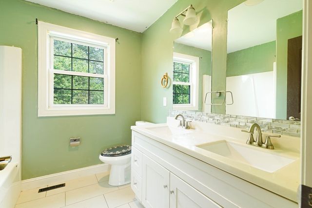 30 Royal Lane, Agawam, MA 01001