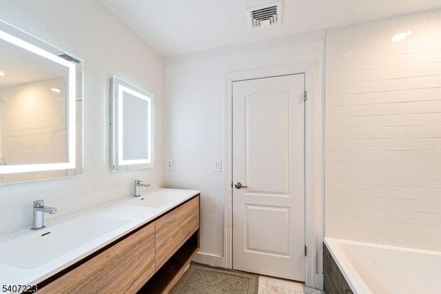 54 Mohawk Ave, Norwood Boro, NJ 07648