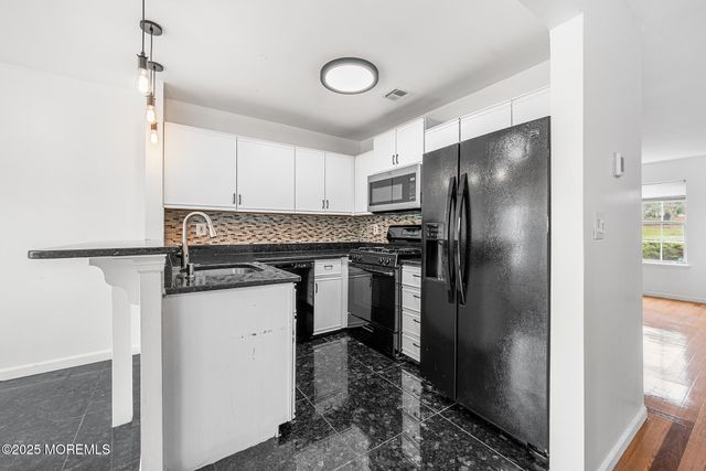 6 Groom Court, Tinton Falls, NJ 07753