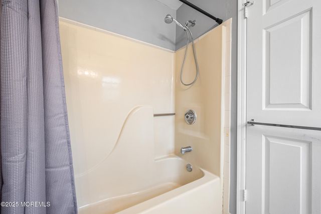 6 Groom Court, Tinton Falls, NJ 07753