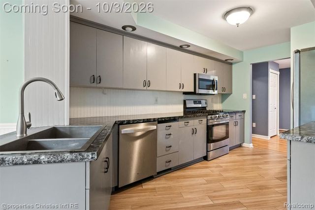 7568 Sweetbriar, West Bloomfield, MI 48324