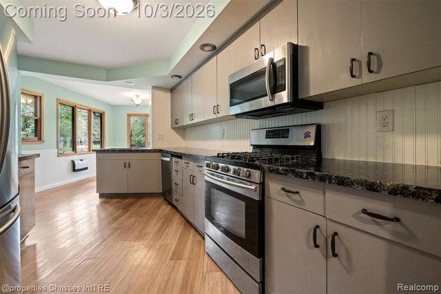 7568 Sweetbriar, West Bloomfield, MI 48324