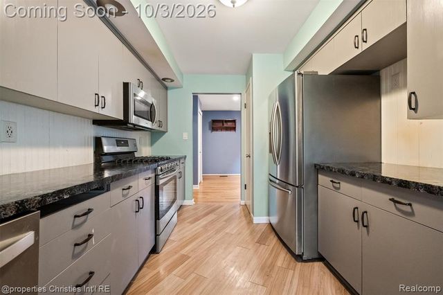 7568 Sweetbriar, West Bloomfield, MI 48324