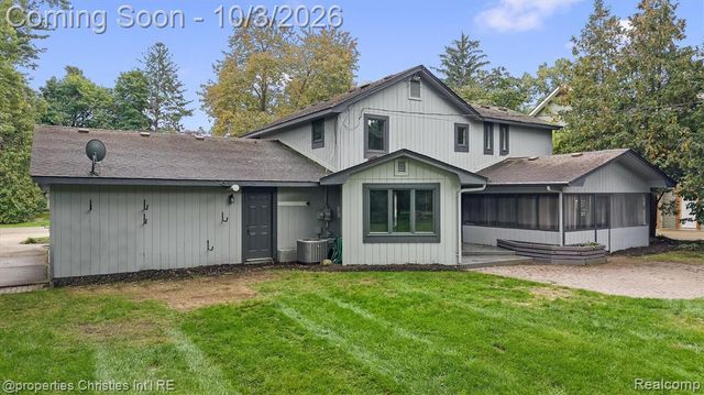 7568 Sweetbriar, West Bloomfield, MI 48324