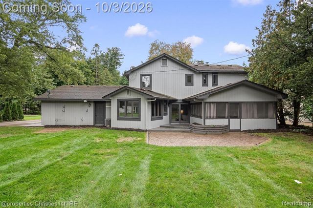 7568 Sweetbriar, West Bloomfield, MI 48324