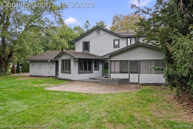 7568 Sweetbriar, West Bloomfield, MI 48324
