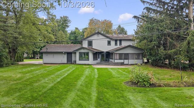 7568 Sweetbriar, West Bloomfield, MI 48324