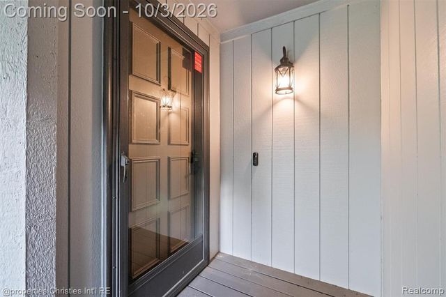 7568 Sweetbriar, West Bloomfield, MI 48324