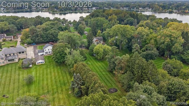 7568 Sweetbriar, West Bloomfield, MI 48324