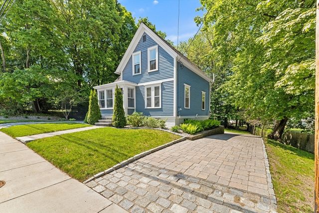 55 School St, Groveland, MA 01834