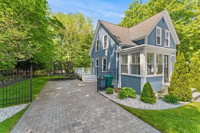55 School St, Groveland, MA 01834