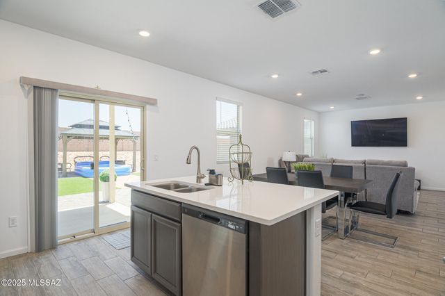 7121 W Vineridge Drive, Tucson, AZ 85757