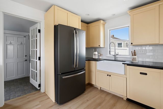 29 Aquidneck Ave, Portsmouth, RI 02871