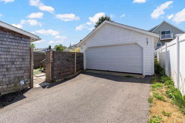 29 Aquidneck Ave, Portsmouth, RI 02871