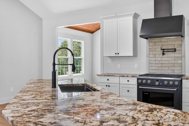1131 Golf View CT, Huddleston, VA 24104