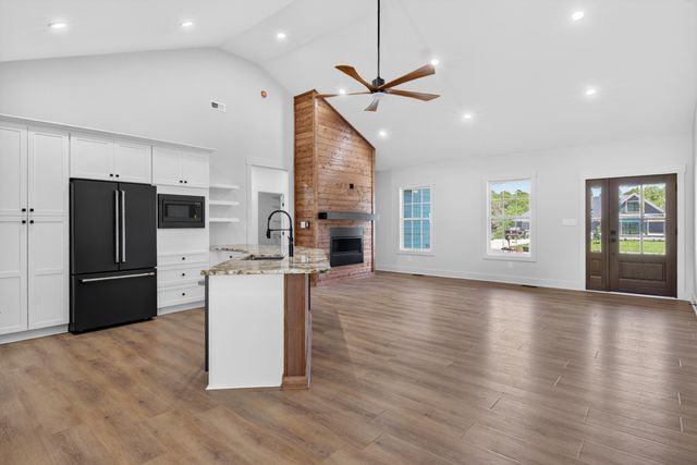 1131 Golf View CT, Huddleston, VA 24104