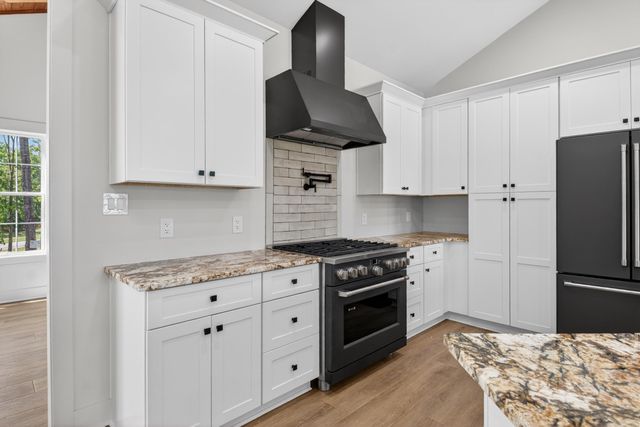 1131 Golf View CT, Huddleston, VA 24104