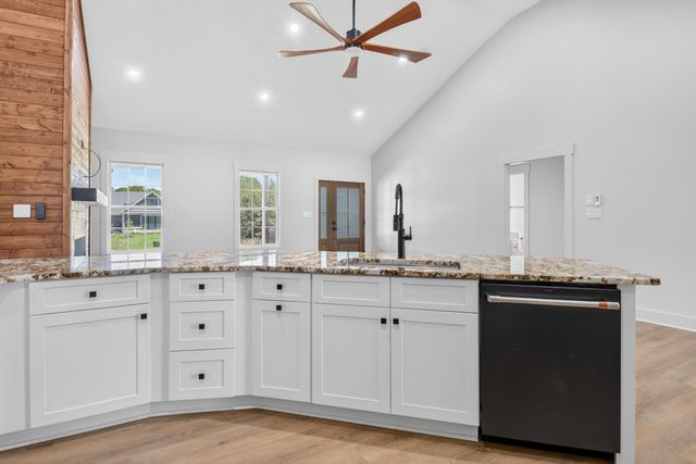 1131 Golf View CT, Huddleston, VA 24104