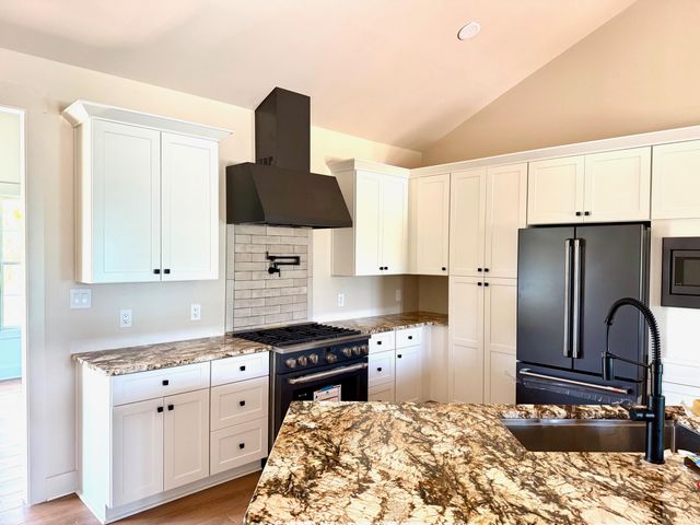 1131 Golf View CT, Huddleston, VA 24104