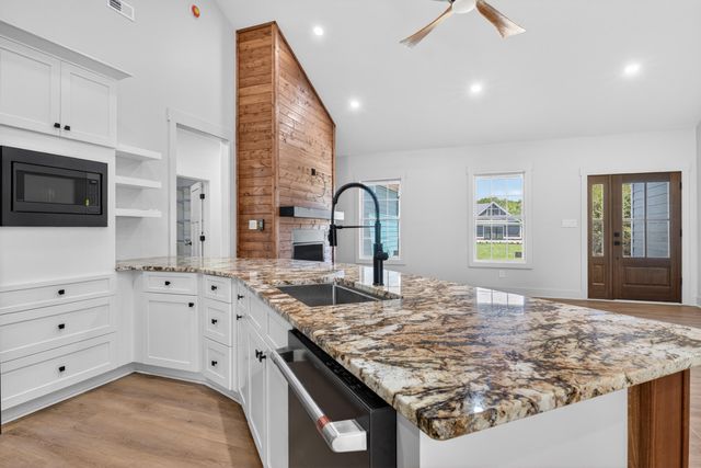 1131 Golf View CT, Huddleston, VA 24104