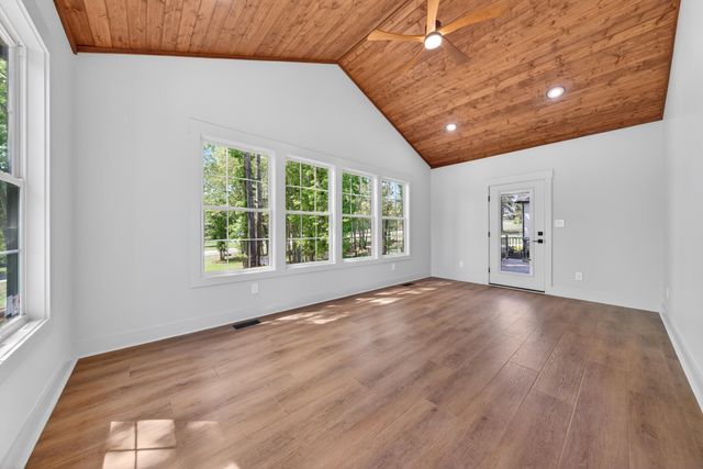 1131 Golf View CT, Huddleston, VA 24104