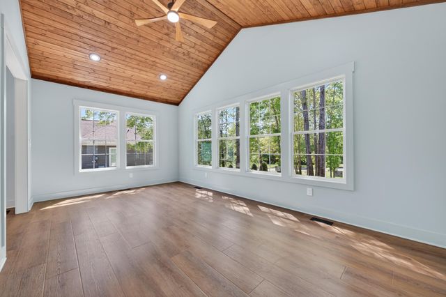 1131 Golf View CT, Huddleston, VA 24104