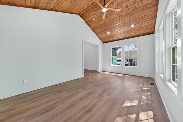 1131 Golf View CT, Huddleston, VA 24104