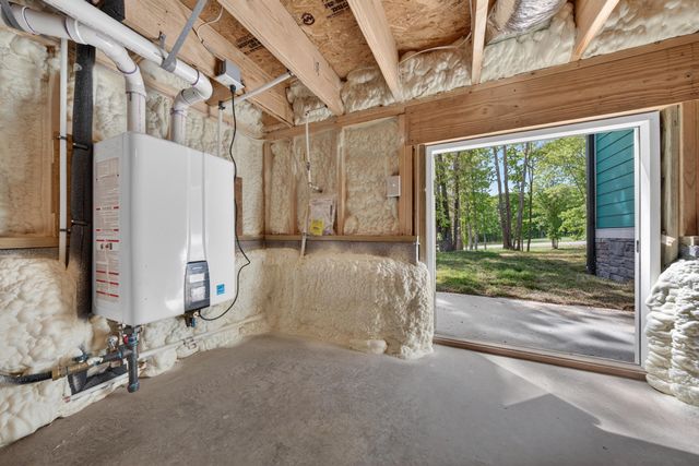 1131 Golf View CT, Huddleston, VA 24104