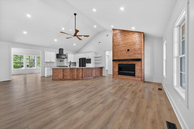 1131 Golf View CT, Huddleston, VA 24104