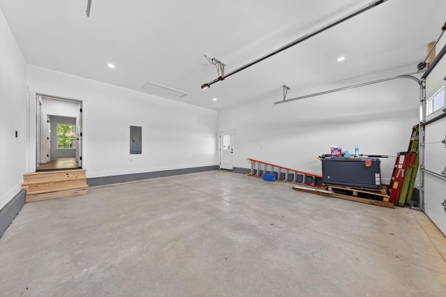1131 Golf View CT, Huddleston, VA 24104
