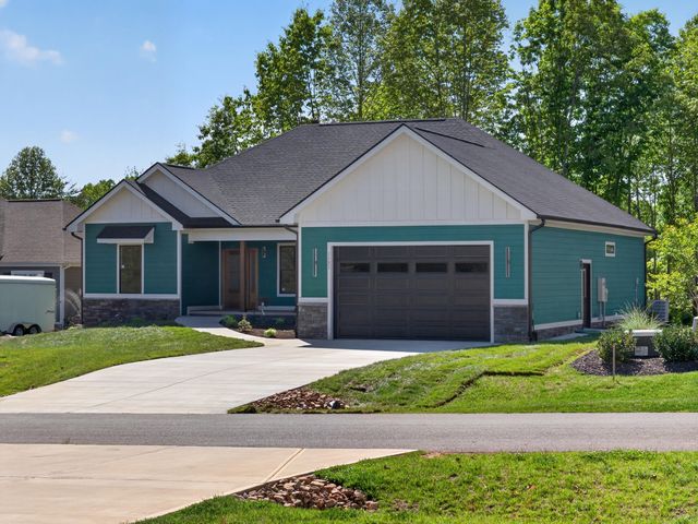 1131 Golf View CT, Huddleston, VA 24104